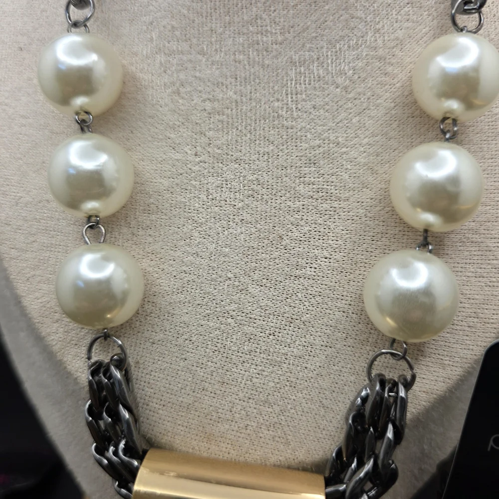 Paparazzi Silver and White Pearl Jewelry Set (2128) - Picture 3 of 5